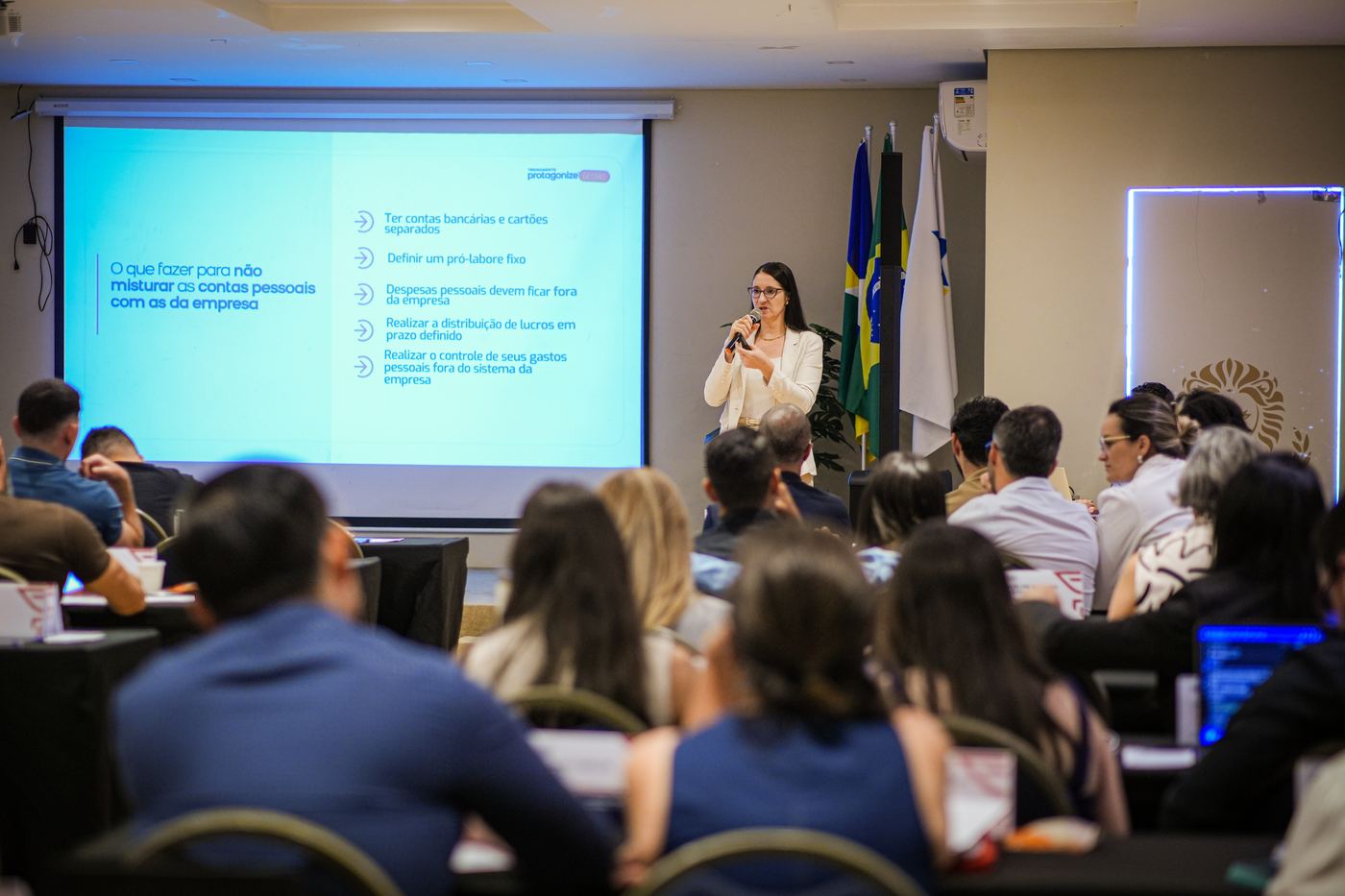 Treinamento Protagonize em andamento, com participantes acompanhando a apresentação